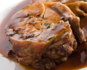 Pierna de cordero rellena de champiñones y setas