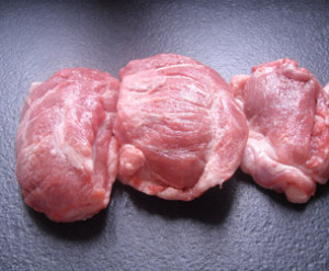 Carrilleras de cerdo en salsa con judías al papillote